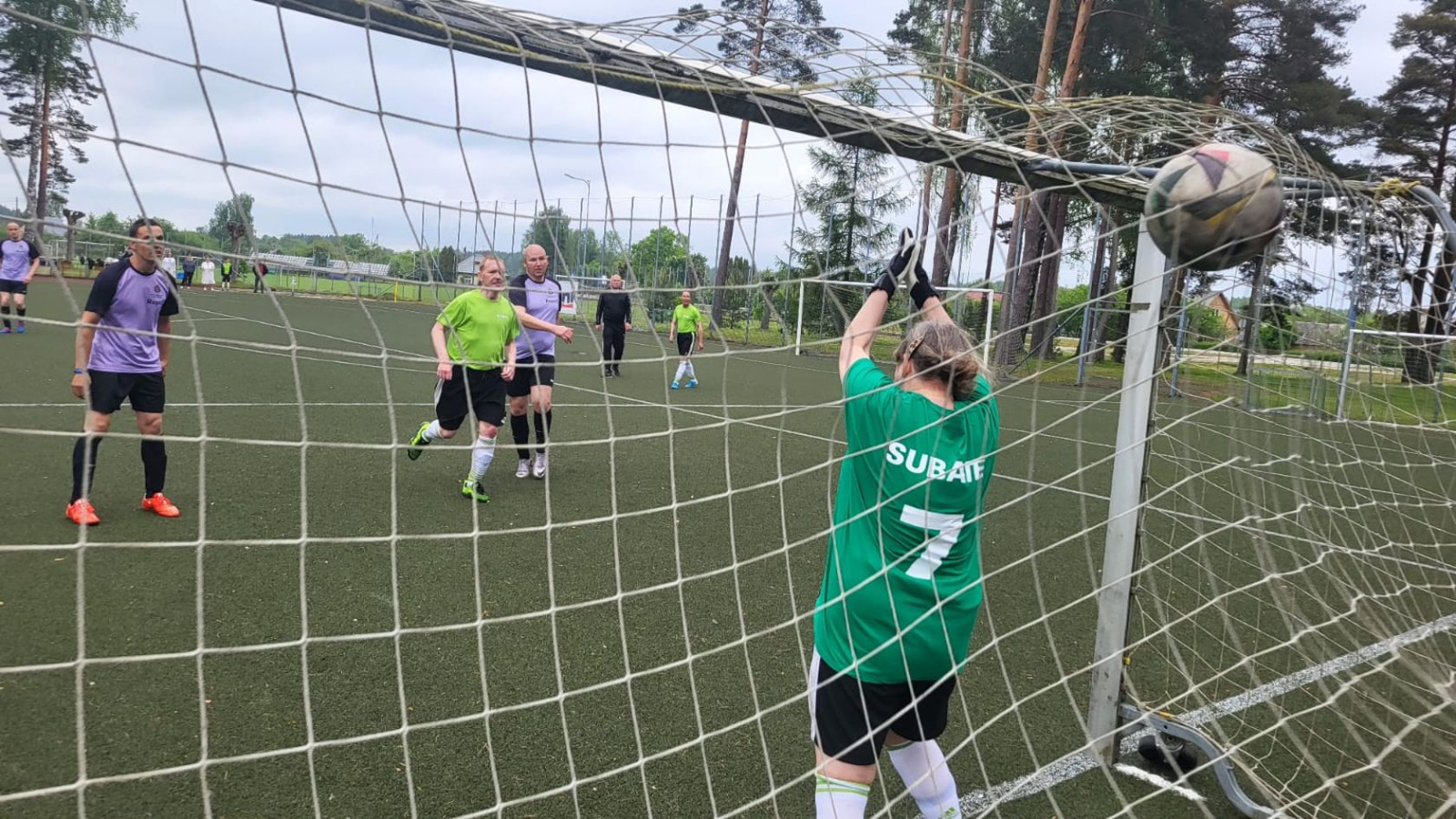 Seni Cup dalībnieki no valsts sociālās aprūpes centra Zemgale spēlē futbolu