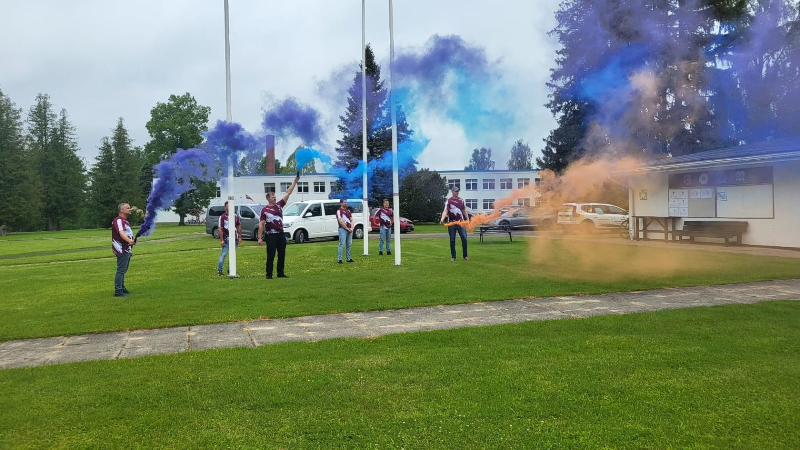 Seni Cup atklāšanas pasākums. Tiek dedzinātas zilas un oranžas dūmu sveces