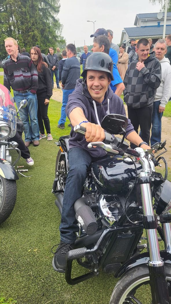Seni Cup dalībnieks no valsts sociālās aprūpes centra Zemgale fotografējas uz motocikla