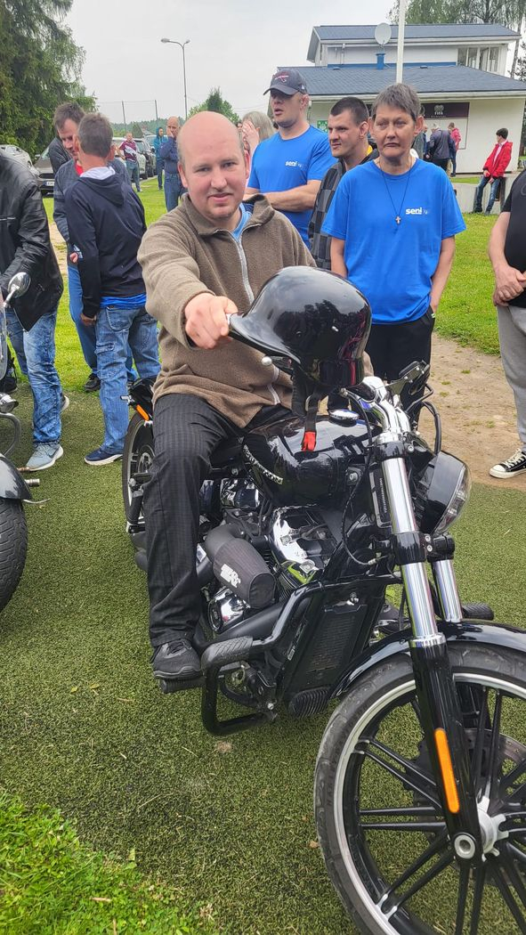 Seni Cup dalībnieks no valsts sociālās aprūpes centra Zemgale fotografējas uz motocikla