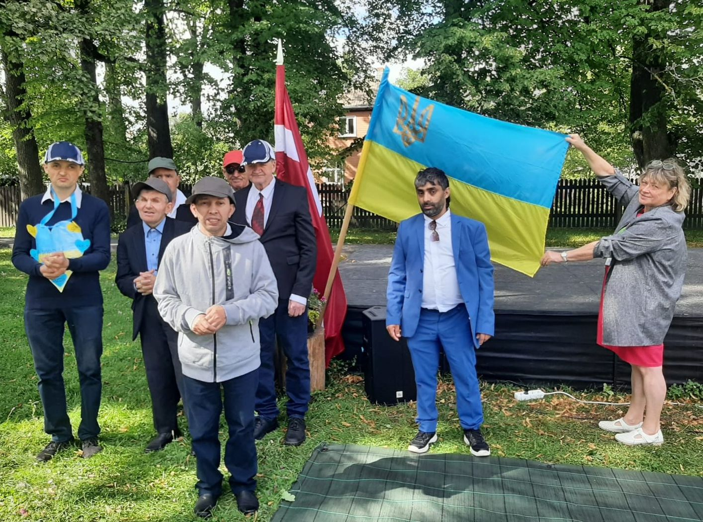 Ukrainas civiliedzīvotāji dzīvojošie Latvijas valsts sociālās aprūpes centros bildējas pie Latvijas un Ukrainas karogiem