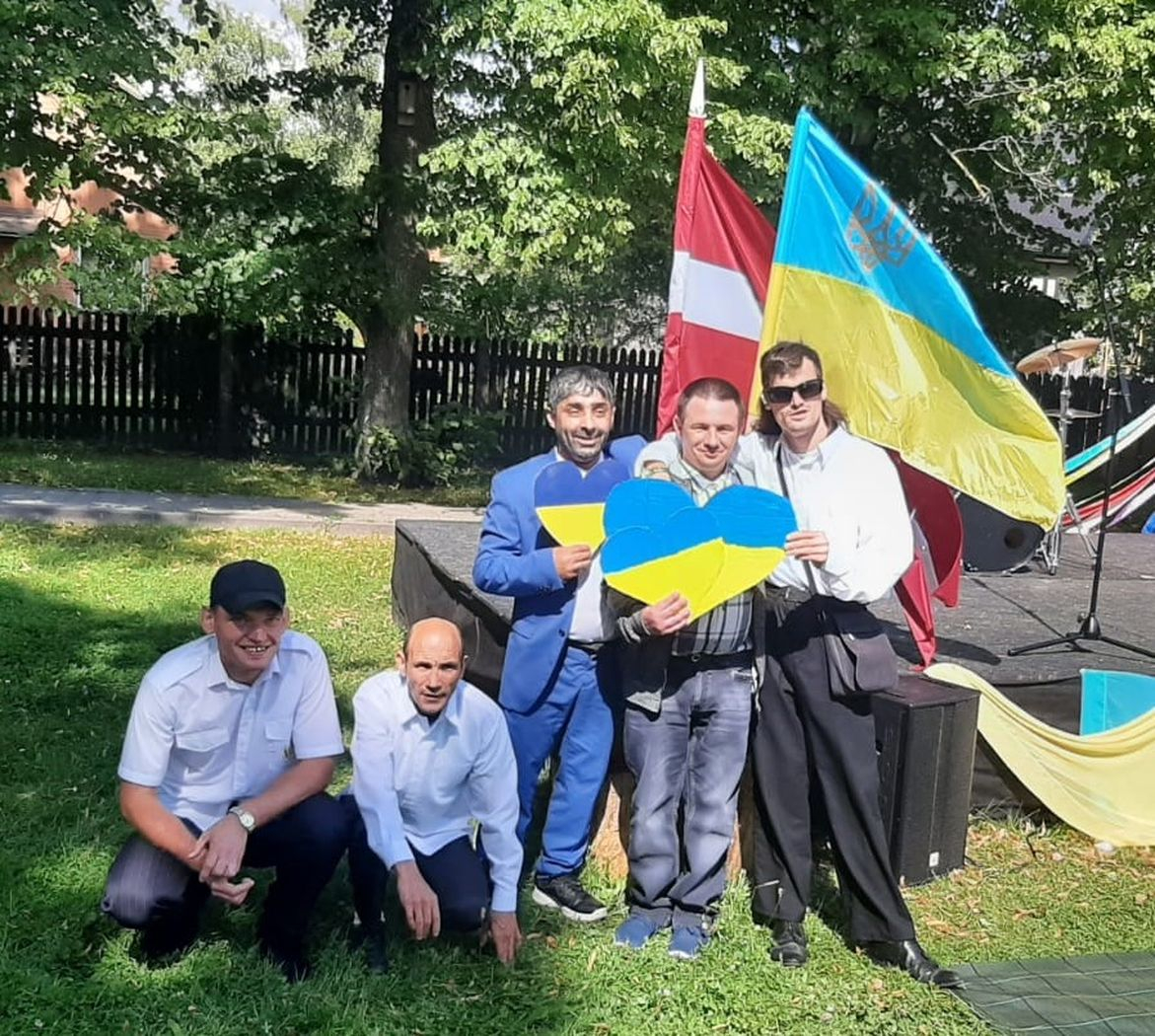 Ukrainas civiliedzīvotāji dzīvojošie Latvijas valsts sociālās aprūpes centros bildējas pie Latvijas un Ukrainas karogiem