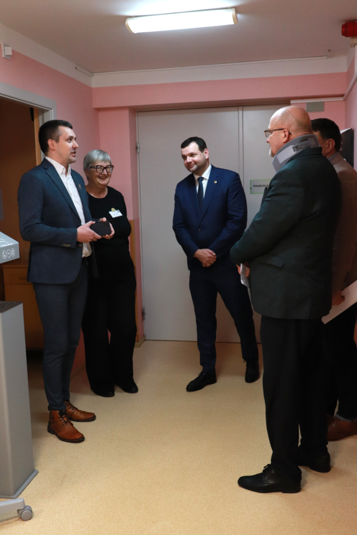 Filiāles viesi sarunājas ar iestādes direktoru un filiāles vadītāju