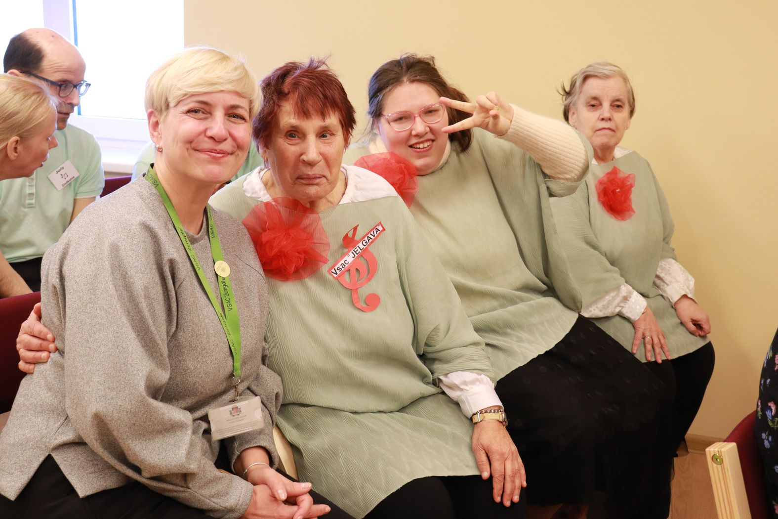 Pasākuma dalībnieku komanda zaļajos tērpos