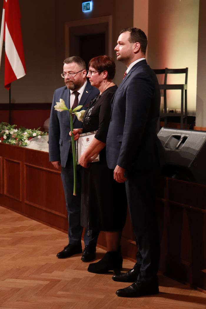 Labklājības ministrs un valsts sekretārs sveic VSAC Zemgale darbinieku