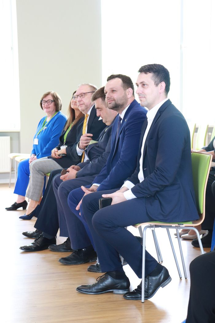 Zālē sēž iestādes direktors, labklājības ministrs un citi pasākuma dalībnieki