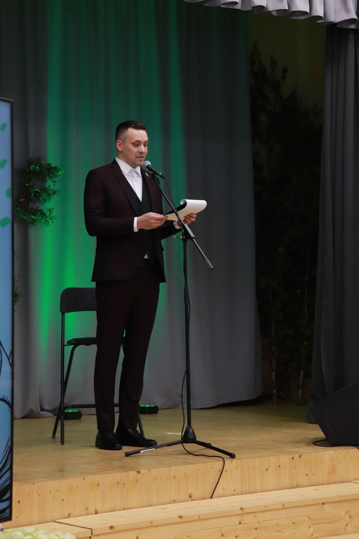 Uz skatuves uzrunu saka direktors Kristaps Keišs