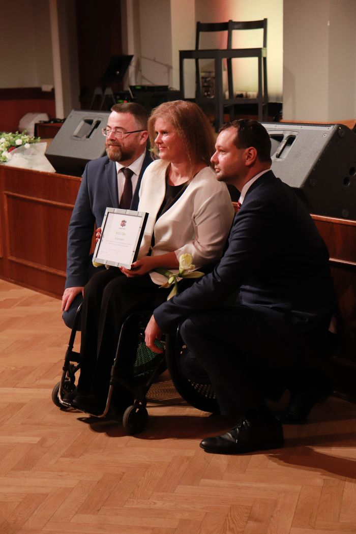 Labklājības ministrs un valsts sekretārs sveic VSAC Zemgale darbinieku