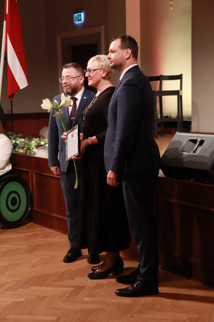 Labklājības ministrs un valsts sekretārs sveic VSAC Zemgale darbinieku