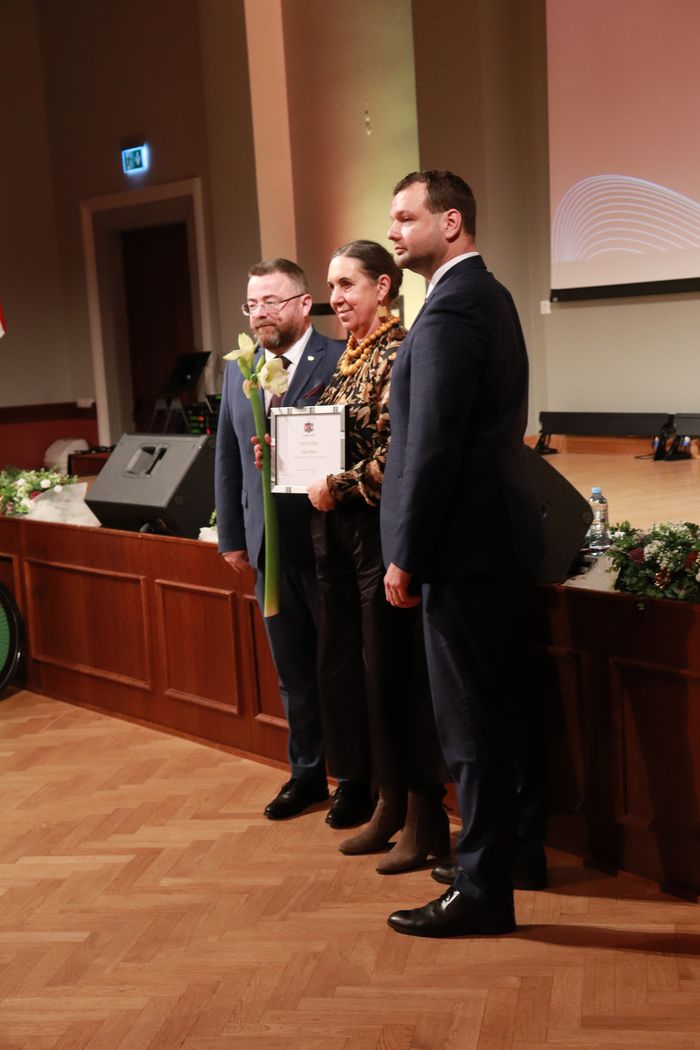 Labklājības ministrs un valsts sekretārs sveic VSAC Zemgale darbinieku