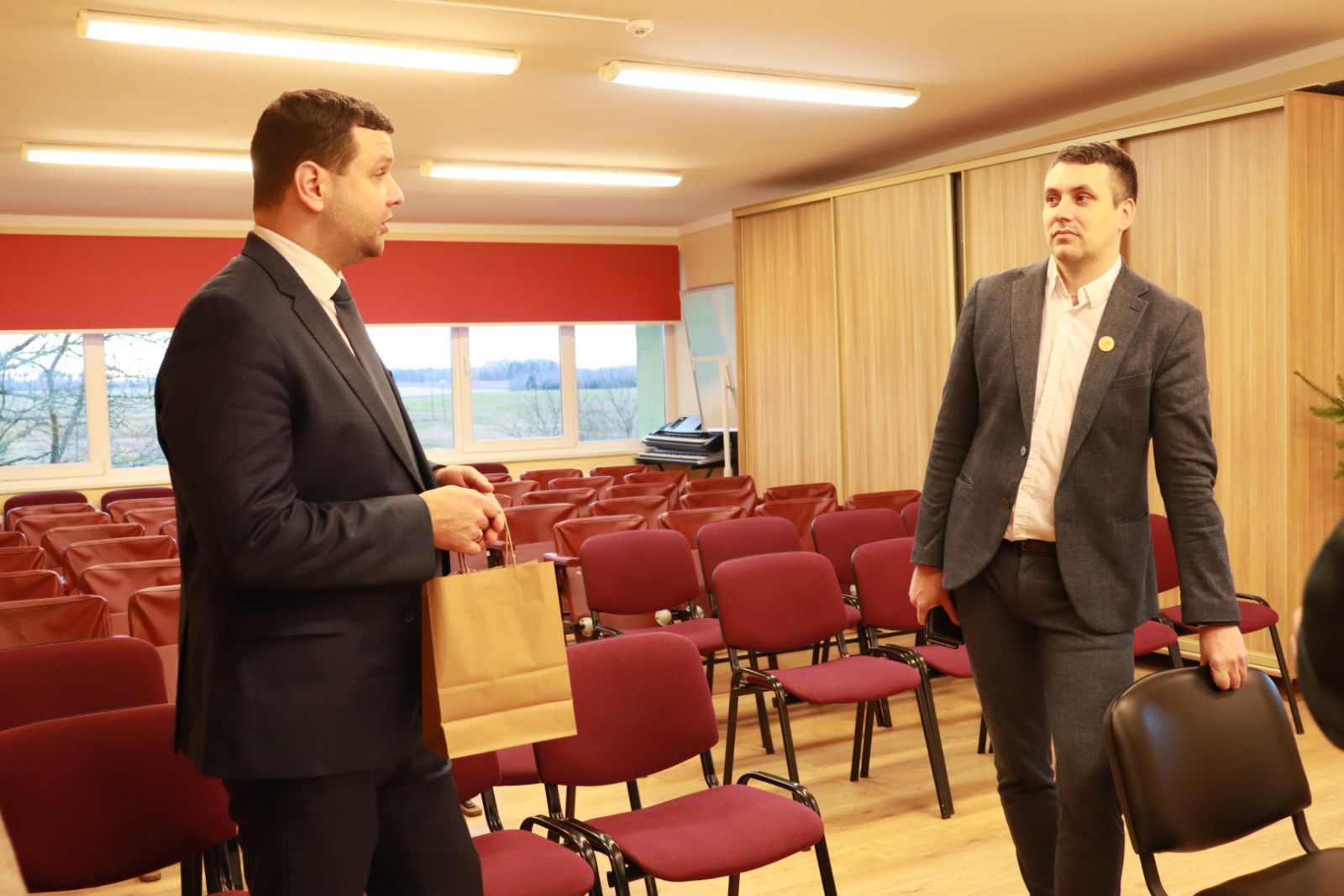 Ministrs sarunājas ar iestādes vadītāju