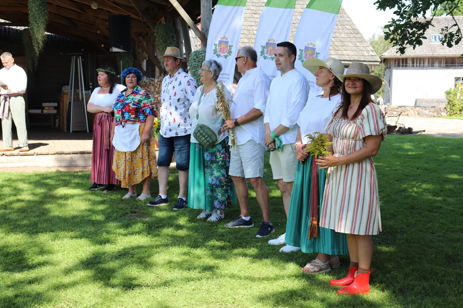 Pie skatuves rindā stāv filiāļu vadītāji un iestādes direktors