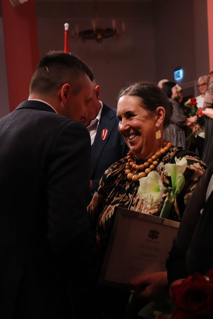 Iestādes direktors Kristaps Keišs sveic apbalvojumu saņēmušo darbinieku