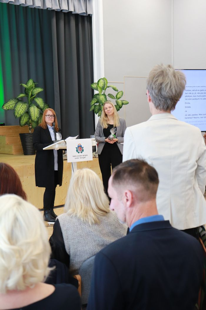 Domnīcas lektores uzklausa skatītāju jautājumu