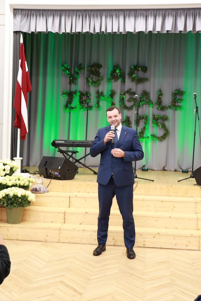 Labklājības ministrs saka uzrunu