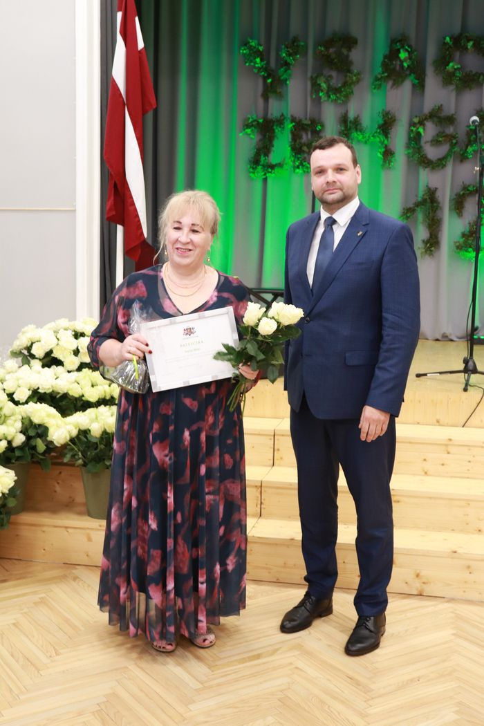 Ministrs ar pateicības raksta saņēmēju