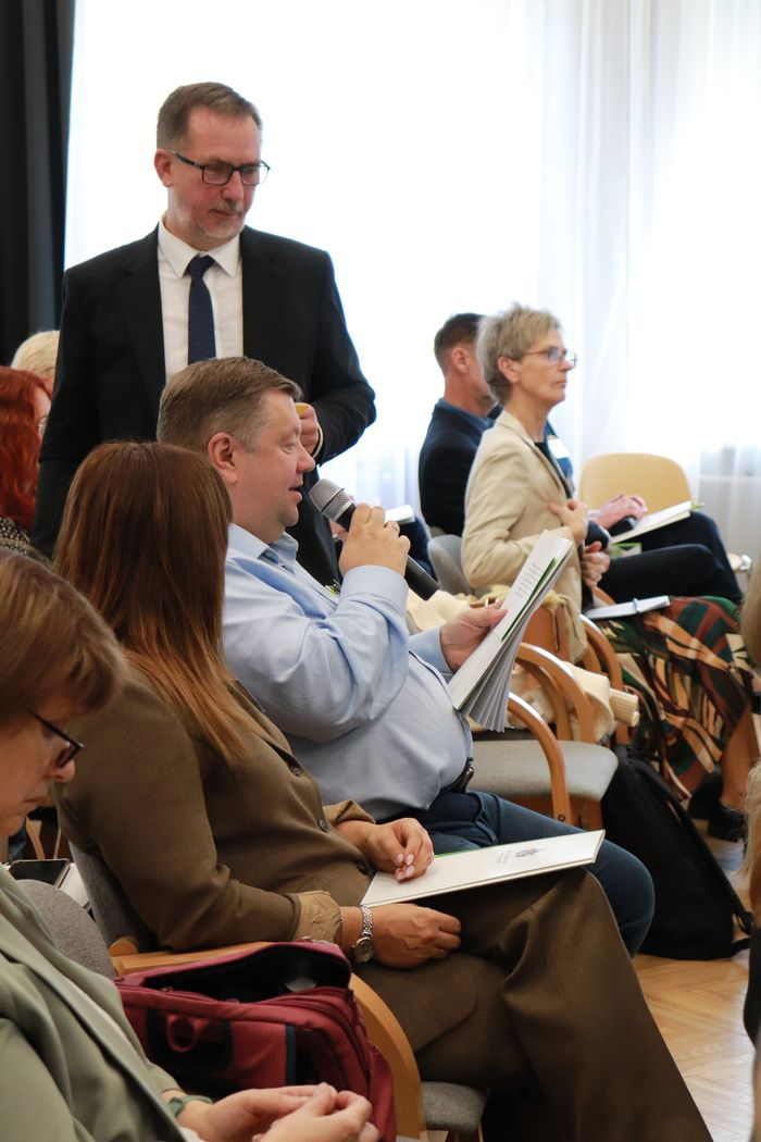 Skatītājs veic lektores uzdevumu no lapas lasa cilvēka ar garīga rakstura traucējumiem komentāru par dzīvi sociālajā aprūpes centrā