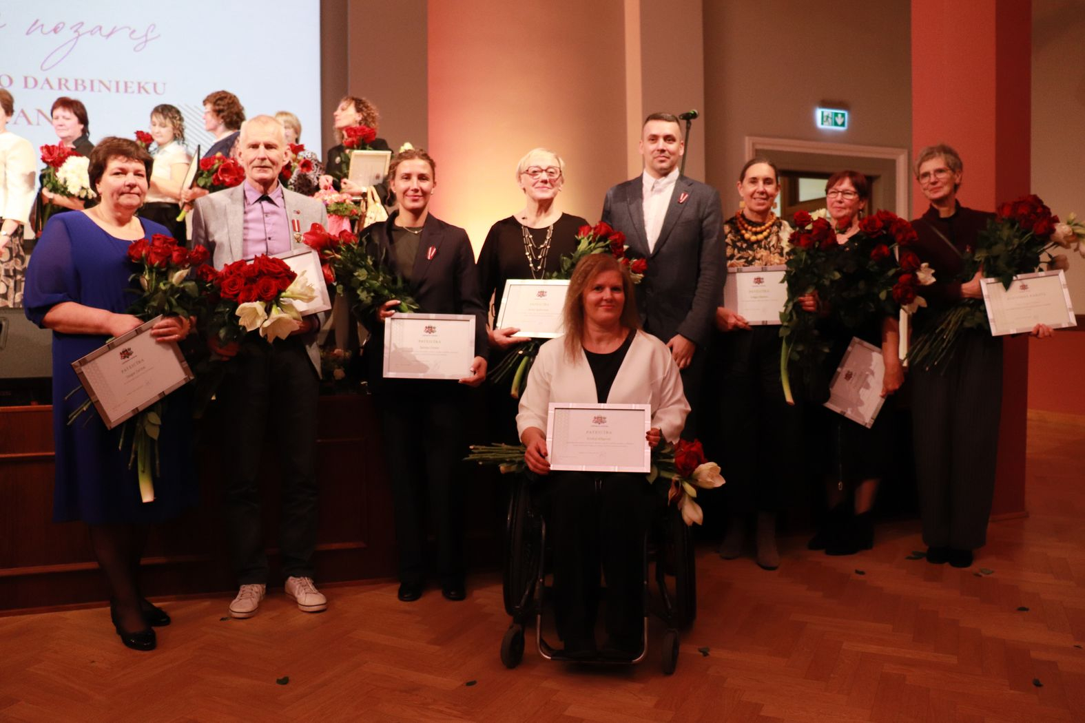 Apsveikumus saņēmušo darbinieku kopbilde ar iestādes direktoru