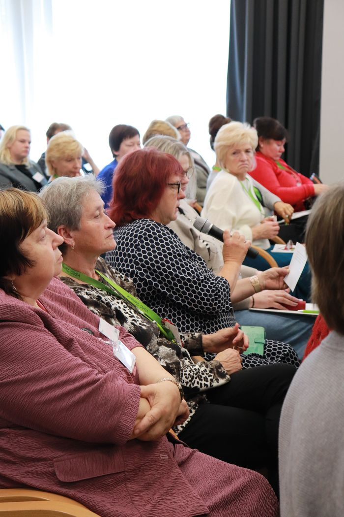 Skatītājs veic lektores uzdevumu no lapas lasa cilvēka ar garīga rakstura traucējumiem komentāru par dzīvi sociālajā aprūpes centrā