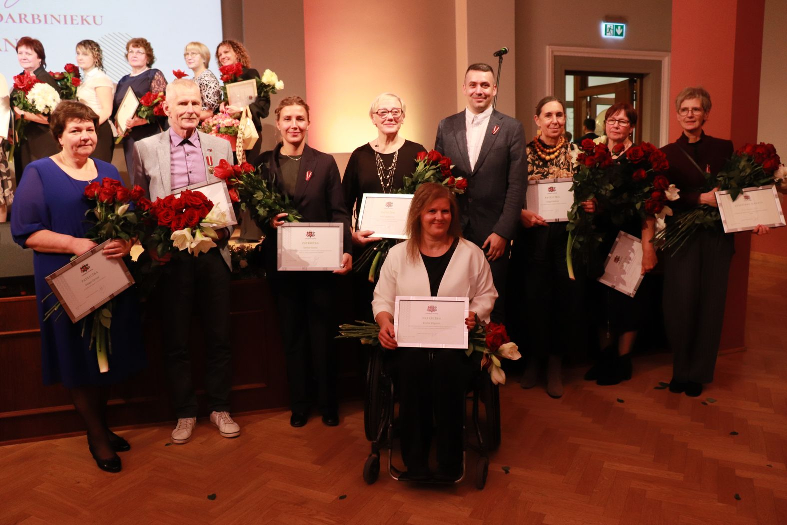 Apsveikumus saņēmušo darbinieku kopbilde ar iestādes direktoru