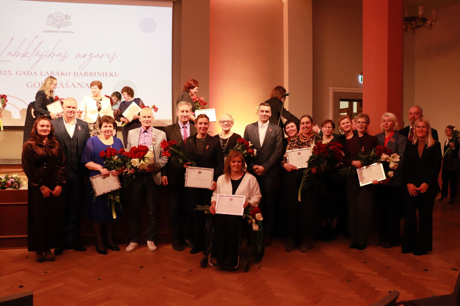 Apsveikumus saņēmušo darbinieku kopbilde ar iestādes direktoru un filiāļu vadītājiem