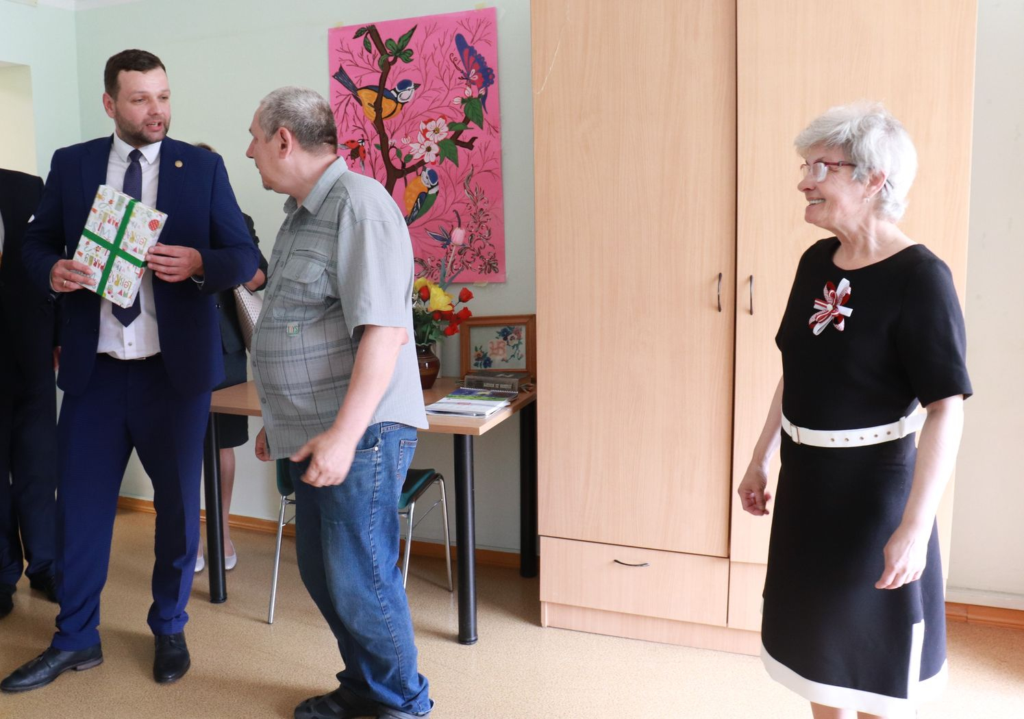 Labklājības ministrs apciemo iedzīvotāju pāri viņu istabiņā
