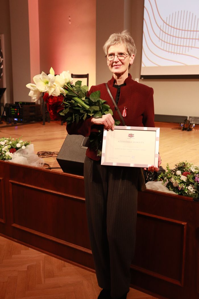 Apbalvojuma saņēmējs ar ziediem