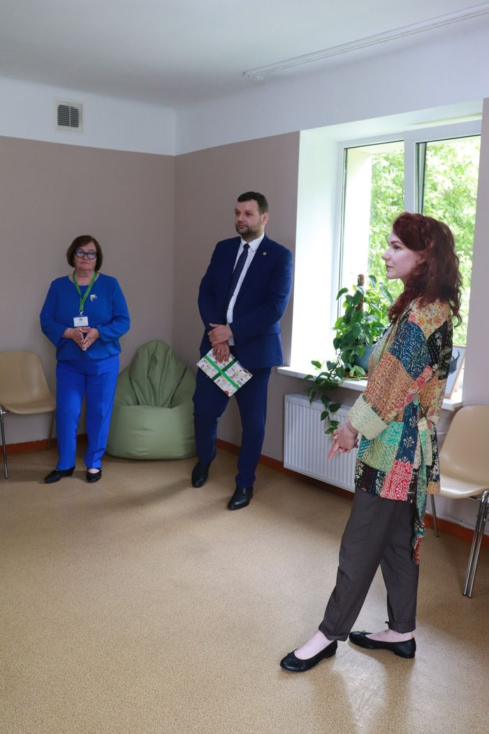 mMinistrs apmeklē mākslas terapeites kabinetu