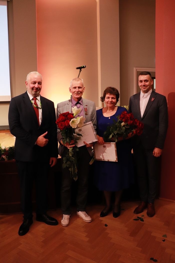 Apbalvojuma saņēmēji no filiāles "Rūja" kopā ar iestādes direktoru un filiāles vadītāju