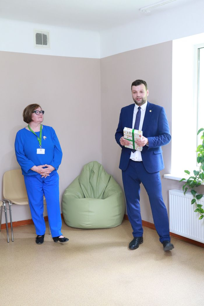 mMinistrs apmeklē mākslas terapeites kabinetu