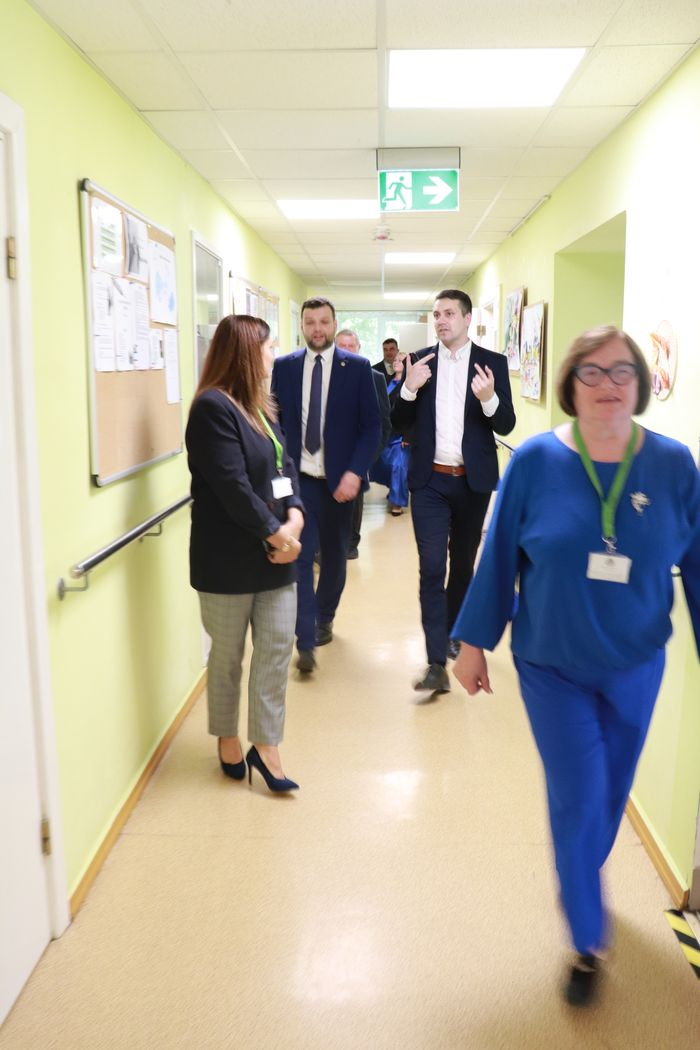 Ministrs, direktors, filiāles vadītāja un nodaļas vadītāja iet pa gaiteni