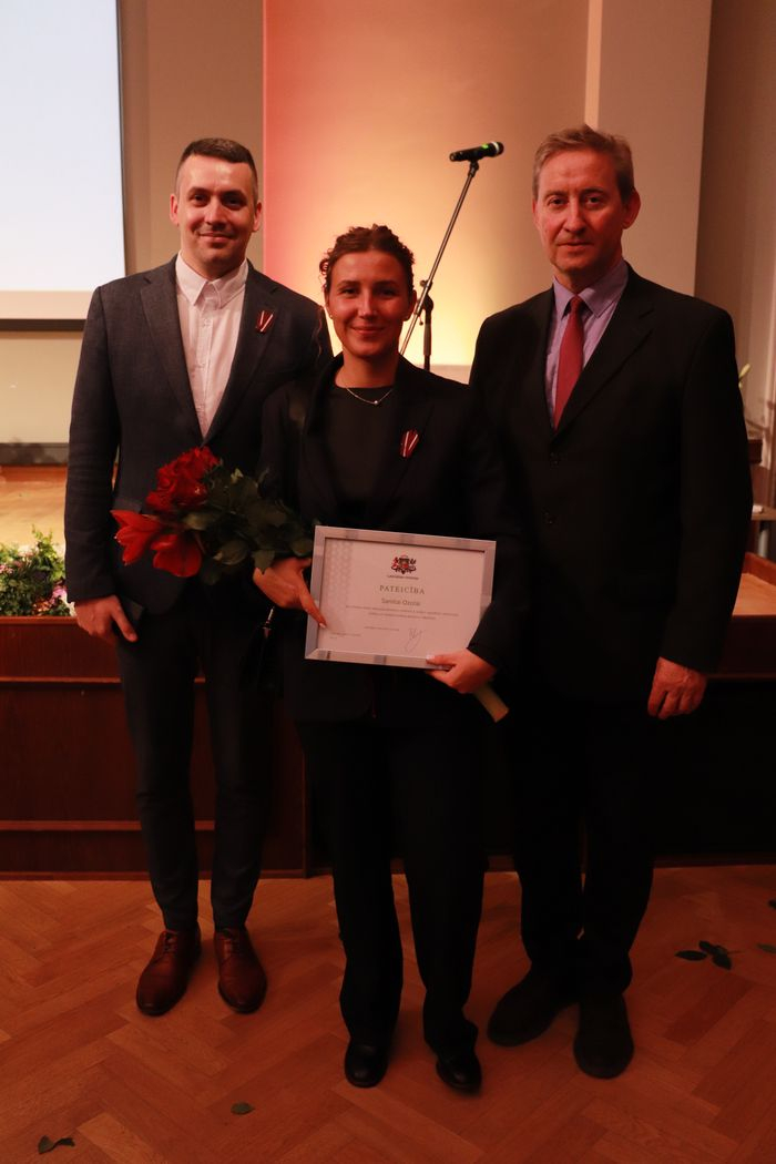 Apbalvojuma saņēmējs no filiāles "Ziedkalne" kopā ar iestādes direktoru un filiāles vadītāju