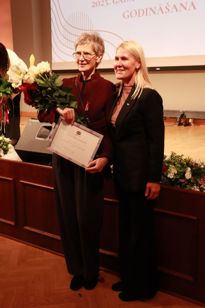 Apbalvojuma saņēmējs ar ziediem