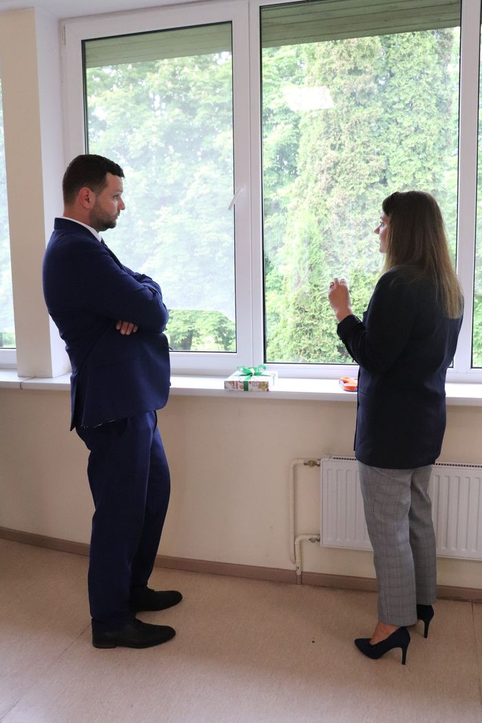 labklājības ministrs sarunājas ar filiāles vadītāju