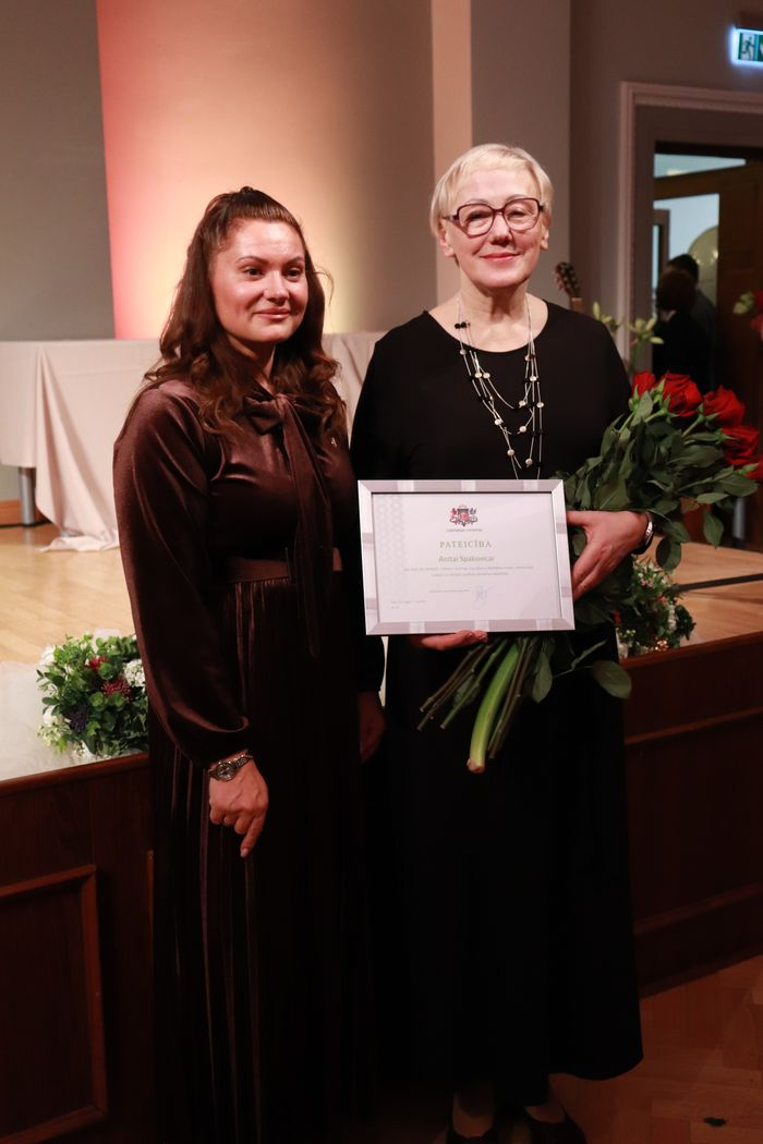 Apbalvojuma saņēmējs no filiāles Ropaži ar filiāles vadītāju