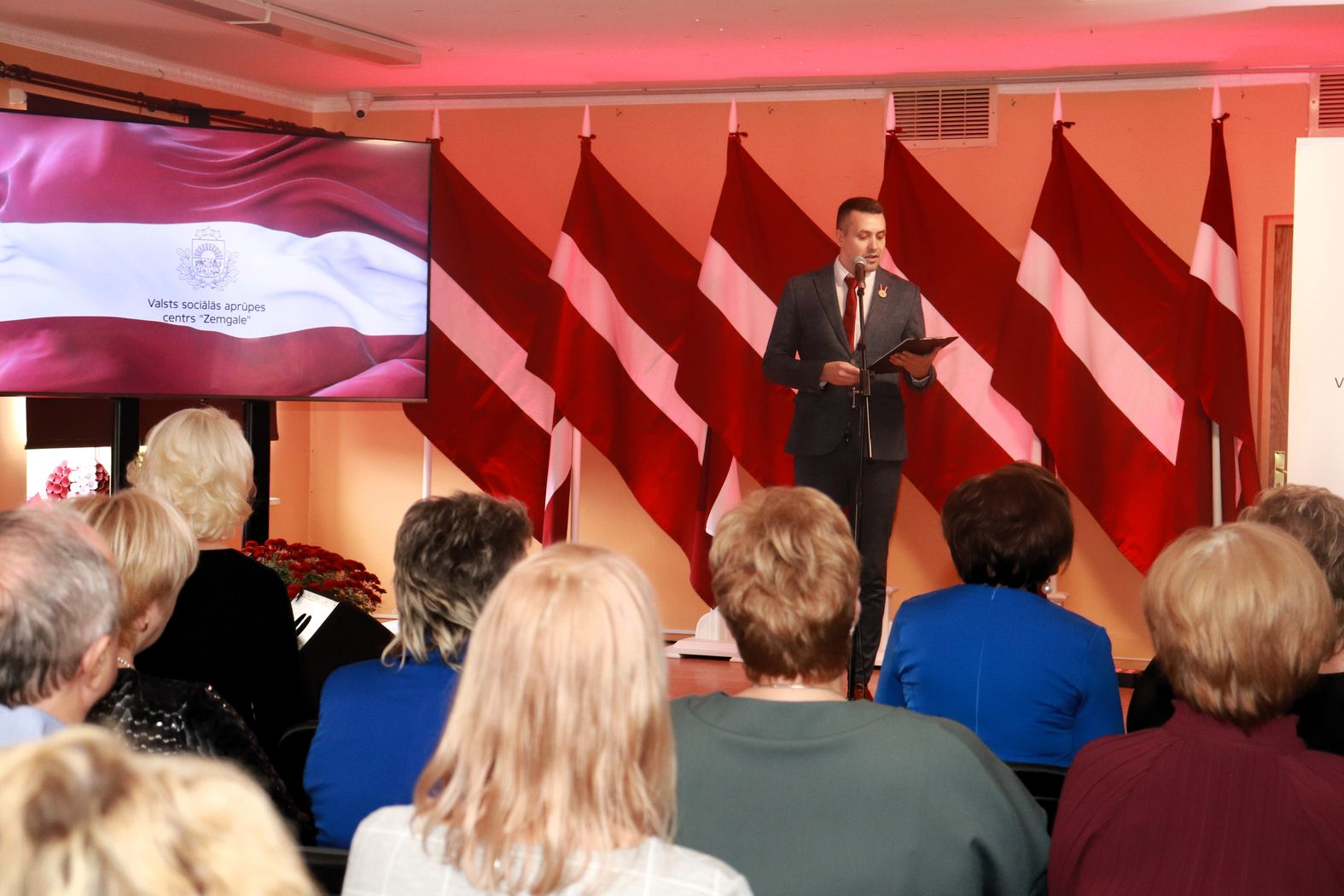 Iestādes direktors uz skatuves saka runu