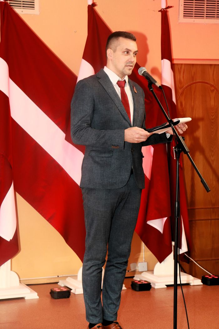 Iestādes direktors uz skatuves saka runu