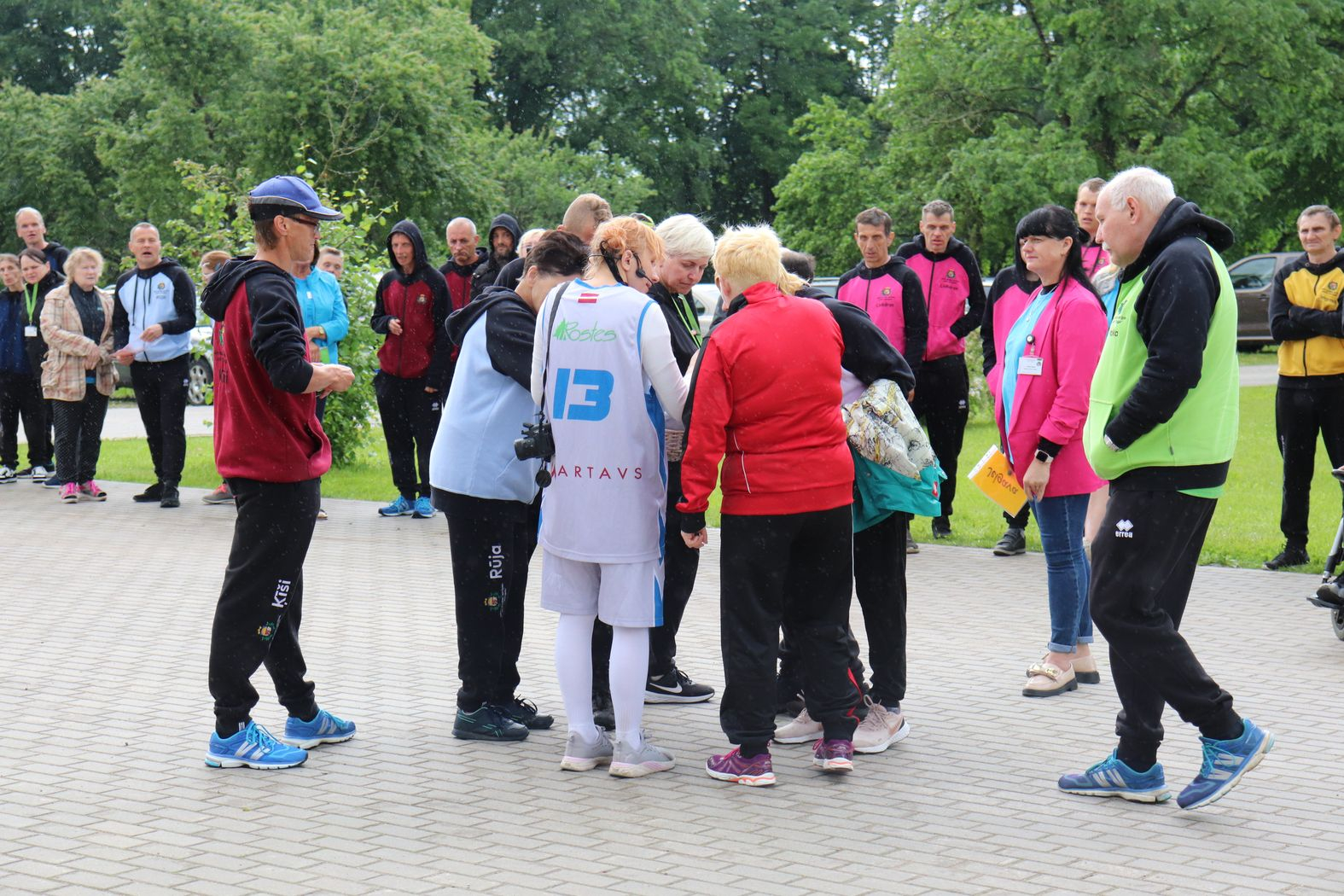 Dalībnieku komandu pārstāvji un pasākuma vadītāja