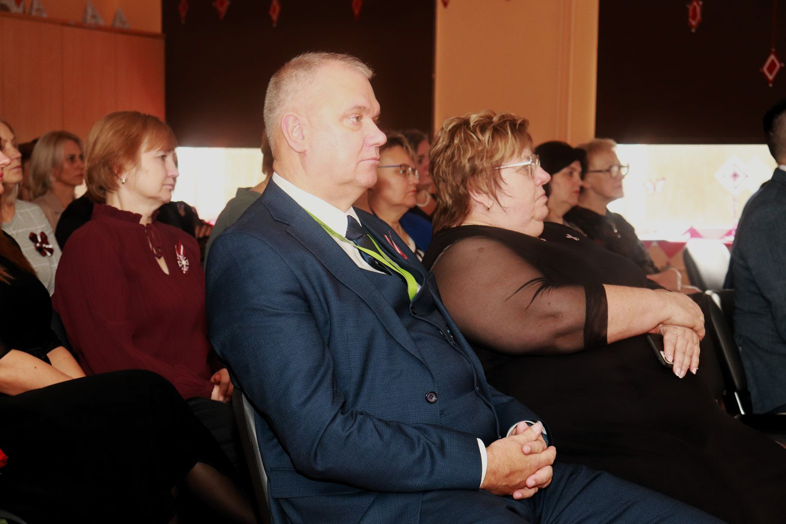 Pasākuma dalībnieki zālē savās sēdvietās