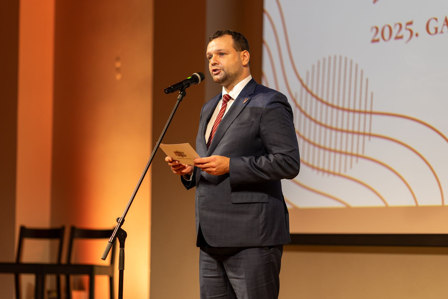 Uz skatuves runu saka labklājības ministrs