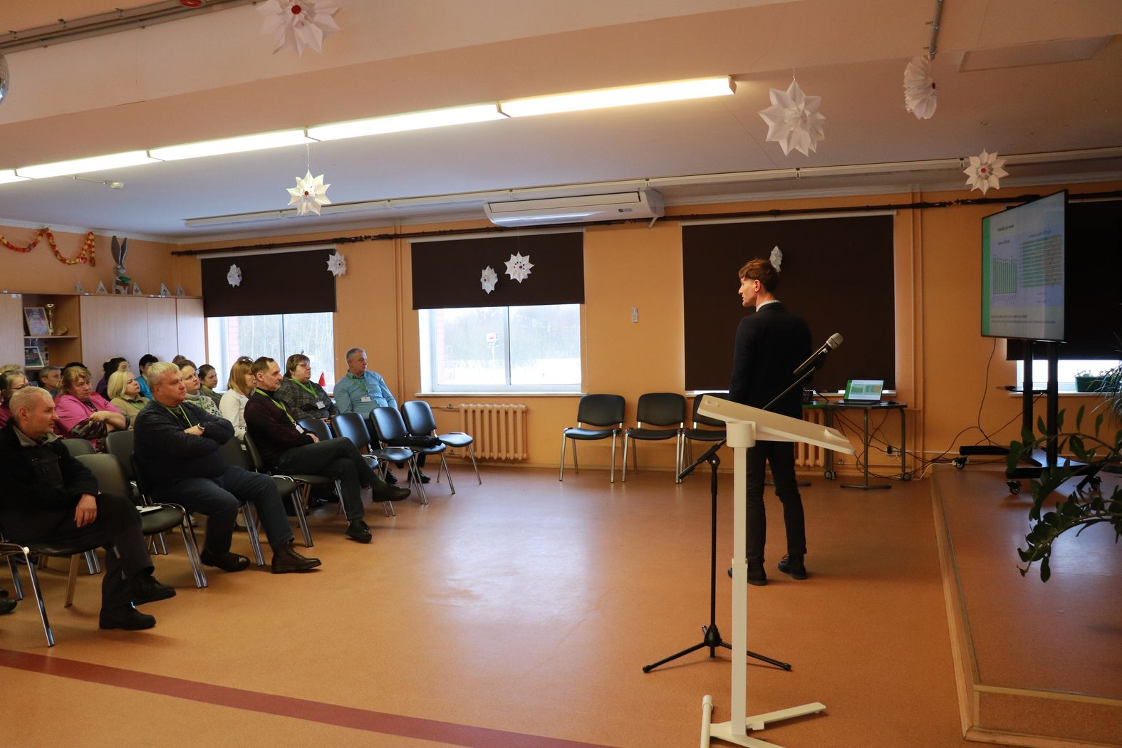 Zālē sēž darbinieki, priekšā struktūrvienības vadītājs vada kopsapulci