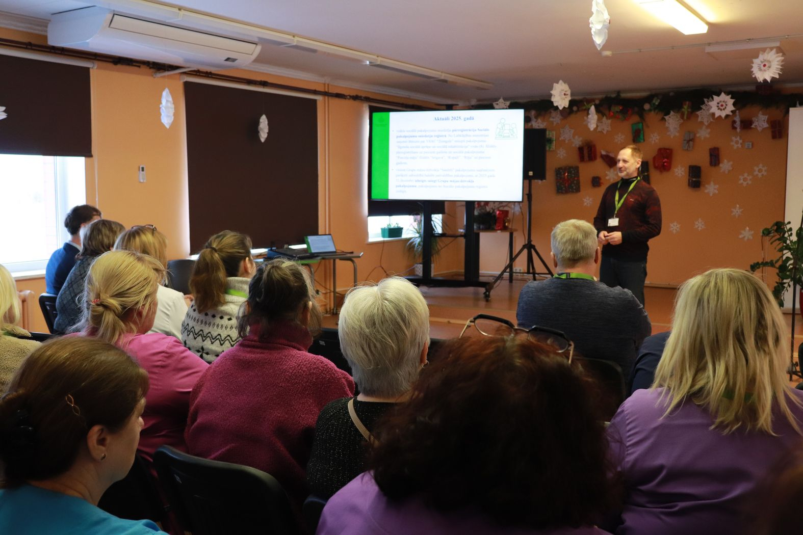Zālē sēž darbinieki, priekšā struktūrvienības vadītājs vada kopsapulci
