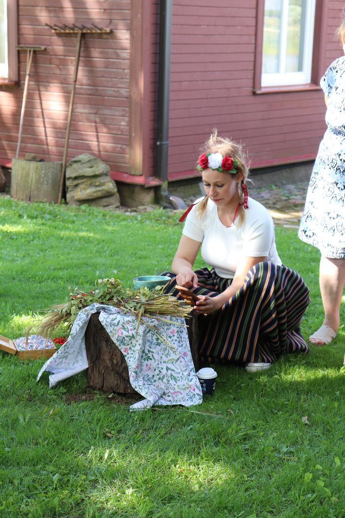 Pasākuma dalībniece tautiskajā tērpā
