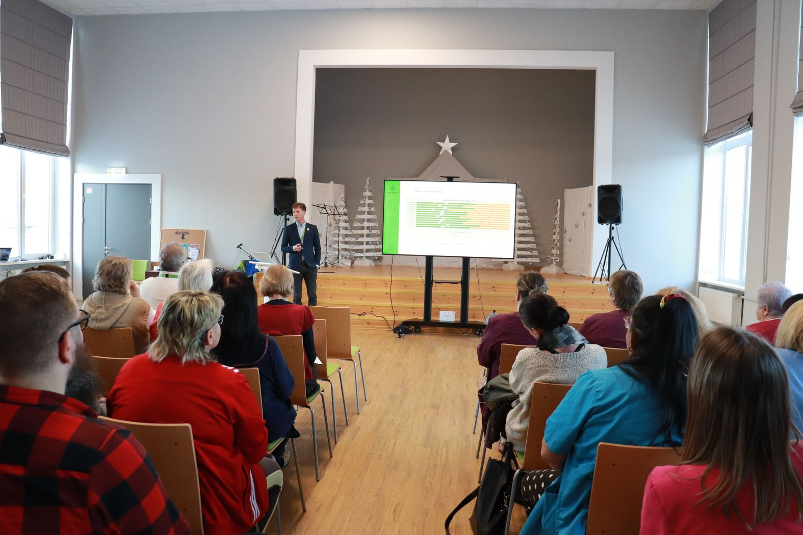 Zālē sēž darbinieki, priekšā struktūrvienības vadītājs vada kopsapulci