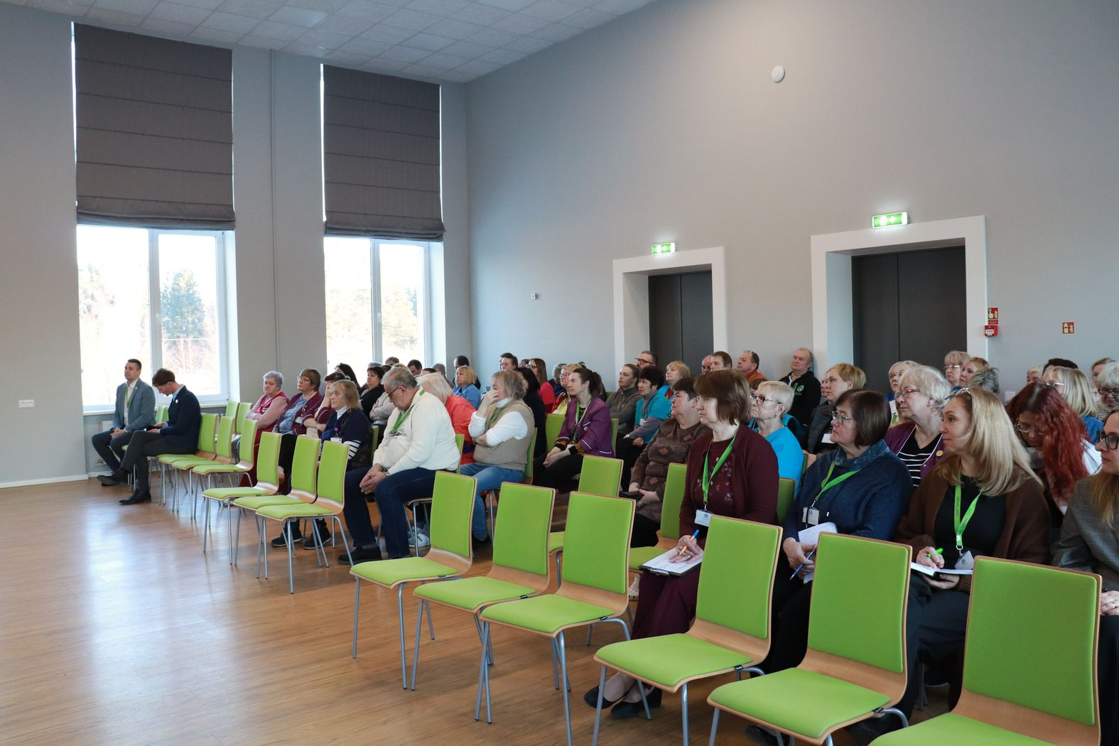 Zālē sēž darbinieki