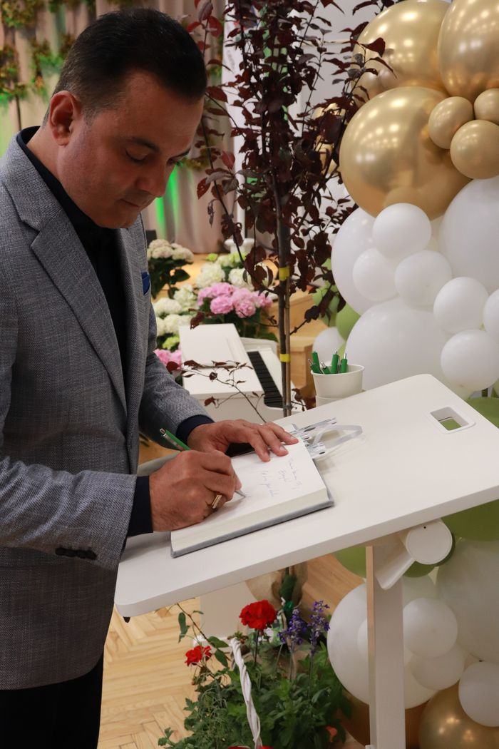 ministrs veic ierakstu viesu grāmatā