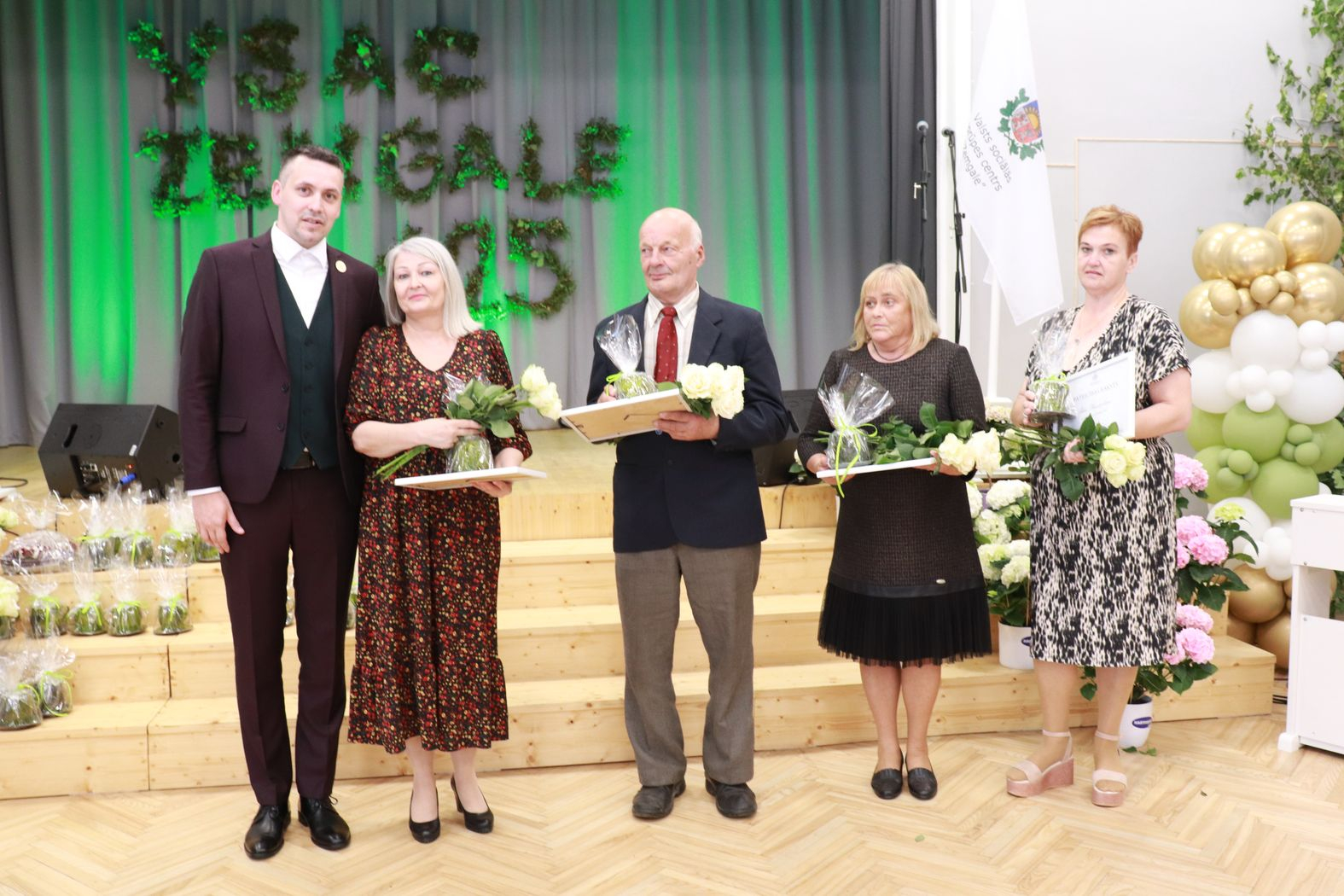 Direktors ar pateicības rakstu saņēmējiem