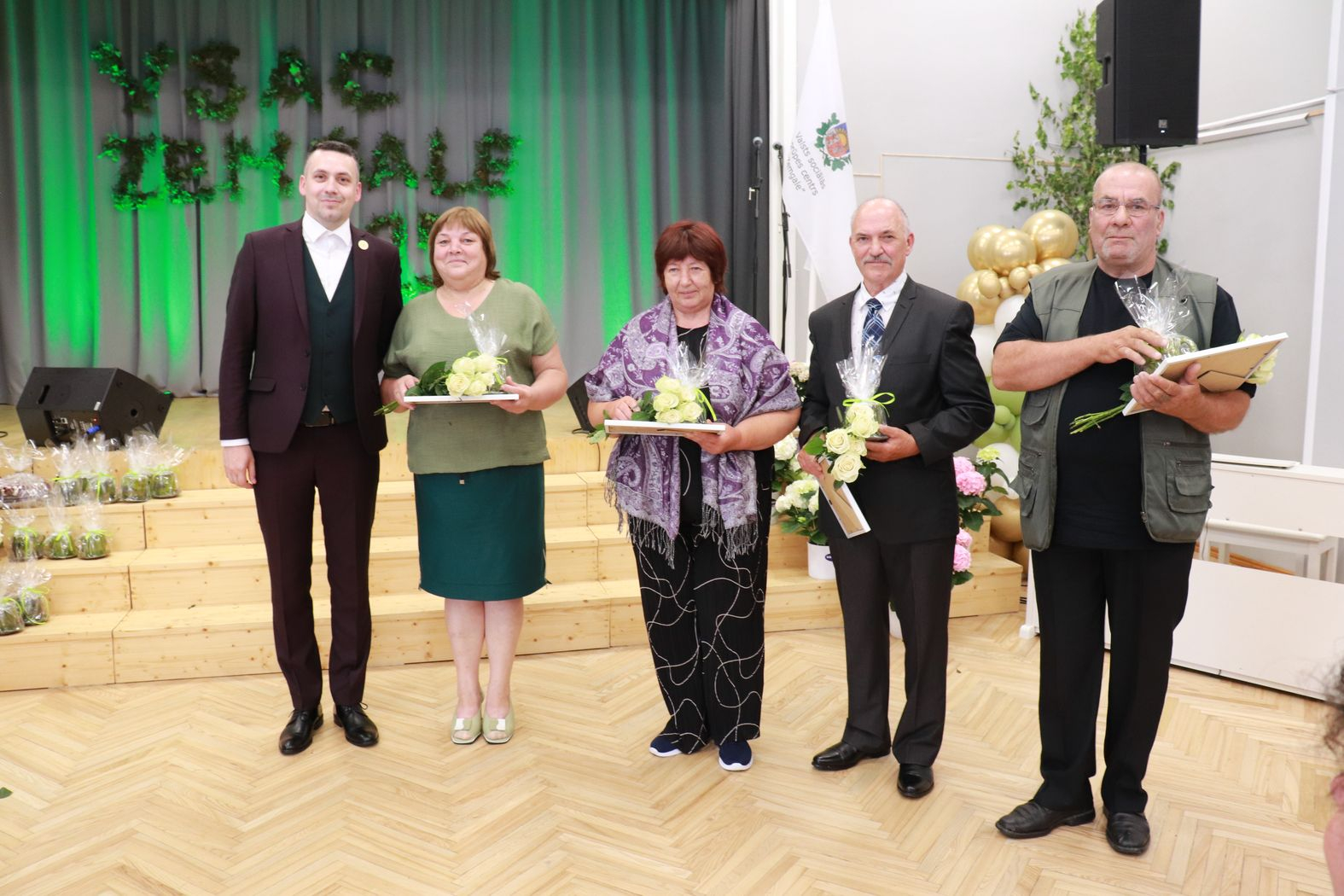 Direktors ar pateicības rakstu saņēmējiem