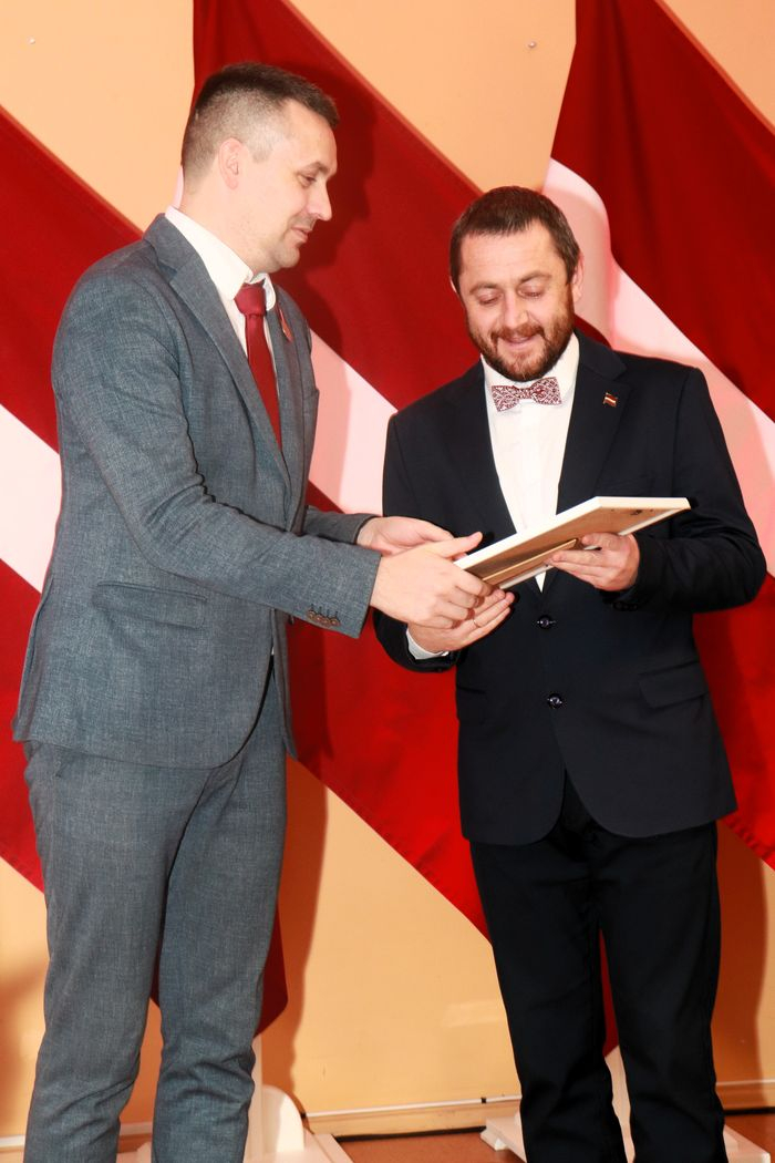 Apbalvojumu saņēmušais darbinieks bildē ar iestādes direktoru