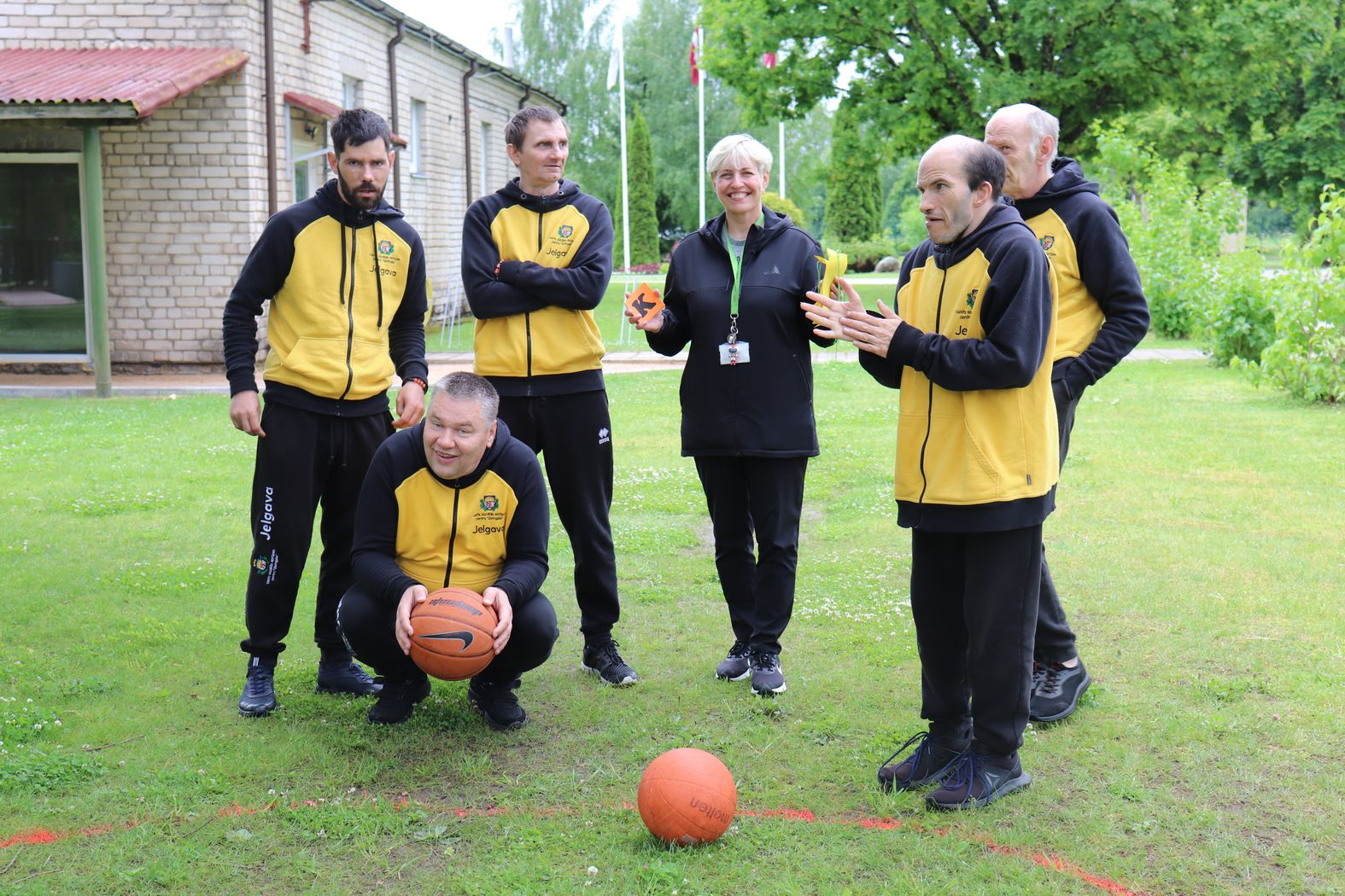 Dalībnieki spēlē basketbolu